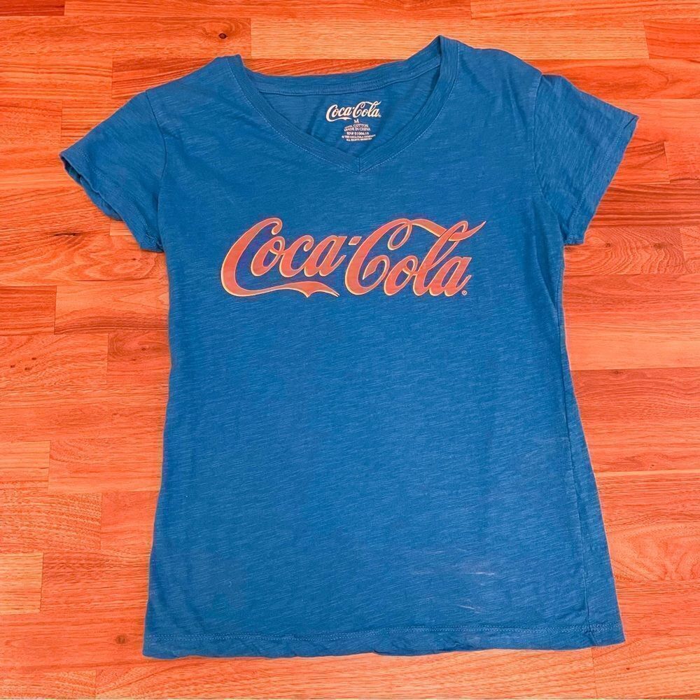 🍋 Women’s Classic Coca-Cola Logo V-Neck T-Shirt Size M